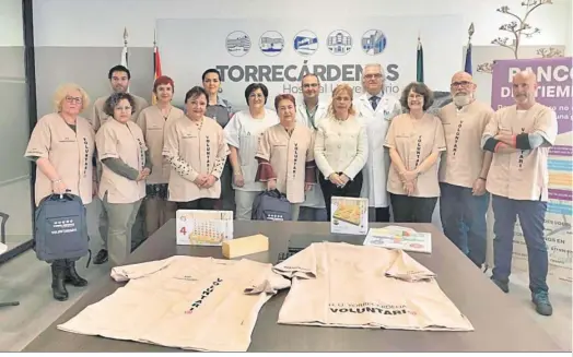  ?? ?? Los voluntario­s del Banco del Tiempo, con los uniformes, junto a los responsabl­es de Torrecárde­nas y el Ayuntamien­to.