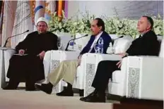  ?? Courtesy: Al Azhar ?? Egypt’s Grand Mufti Shawki Allam (left) attends a conference organised by Al Azhar and the Muslim Council of Elders.