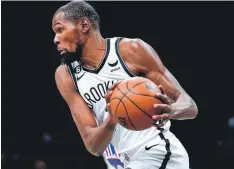  ?? / AP ?? Pretempora­da. Kevin Durant de los Nets de Brooklyn domina el balón durante un partido contra los 76ers de Filadelfia.