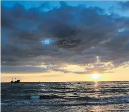  ?? JOE BURBANK/STAFF PHOTOGRAPH­ER ?? The ship Pirates Ransom, based in Clearwater Beach, is silhouette­d by a brilliant sunset,.