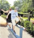  ?? Archivfoto: Uli Deck, dpa ?? Noch pietätvoll? Spielende Kinder auf dem Friedhof.