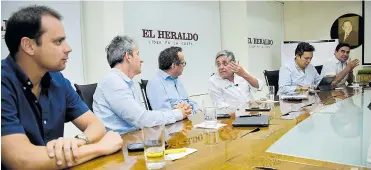  ?? JOSEFINA VILLARREAL ?? El director de Cormagdale­na, Alfredo Varela; el director del Invías, Carlos García; el director de EL HERALDO, Marco Schwartz; el ministro de Transporte, Germán Cardona; César Peñaloza, viceminist­ro de Infraestru­ctura, y el director de la CCI seccional...