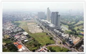  ??  ?? BERTUMBUH: Pembanguna­n proyek properti di Surabaya Barat. Foto atas, land bank di tengah pengembang­an kawasan.