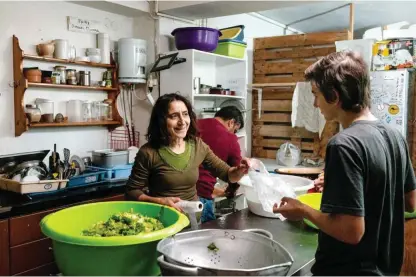  ??  ?? Die Kochgruppe Philoxenia ist ein Kollektiv, das täglich im Sozialen Zentrum Oikopolis kocht und das Essen an Geflüchtet­e in der Nachbarsch­aft und am Hauptbahnh­of verteilt.