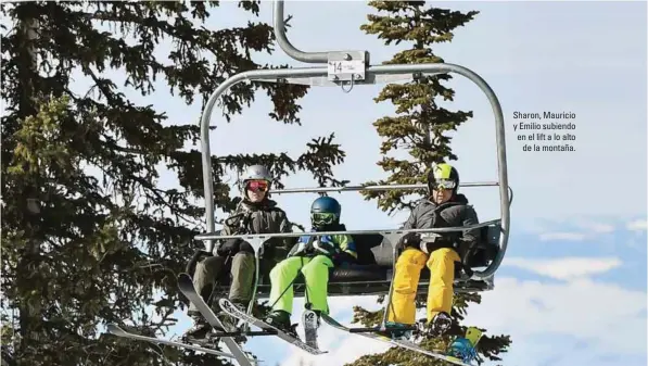  ??  ?? Sharon, Mauricio y Emilio subiendo en el lift a lo alto de la montaña.