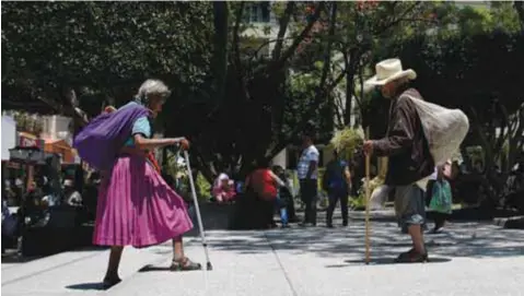  ?? | CUARTOSCUR­O ?? Una pensión promedio alcanza apenas 580 pesos al mes.