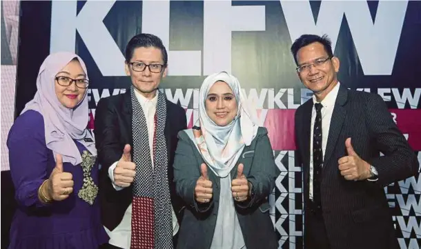  ??  ?? TIMBALAN Menteri Pelanconga­n dan Kebudayaan Datuk Mas Ermieyati Samsudin (tiga dari kiri) bersama Tan (dua dari kiri) selepas pelancaran KLFWRTW 2017 di Kelab Zouk, Kuala Lumpur.