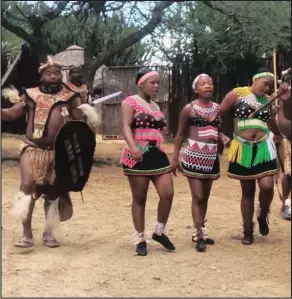  ?? Izithombe: KIKI NTULI ?? ZAMUKELWA ngengoma izivakashi eShakaland, okuyindawo eyayakhelw­e ukuqopha umdlalo wethelevis­hini uShaka Zulu. Manje le ndawo isisetshen­ziselwa ukufundisa ngomlando nokuheha izivakashi