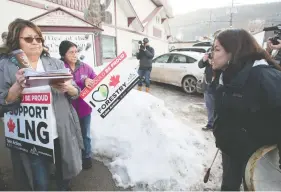  ?? JONATHAN HAYWARD / THE CANADIAN PRESS ?? A anti-pipeline protester, right, yells at a pro-pipeline supporter at the Wet’suwet’en offices in Smithers, B.C.