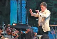  ?? ANGELA WEISS / AGENCE FRANCE-PRESSE ?? Conductor Alan Gilbert leads the New York Philharmon­ic in a free concert in New York’s Central Park on Wednesday.