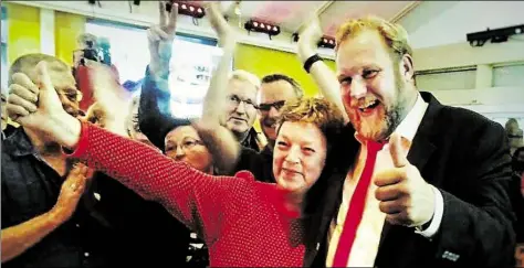  ?? BILD: SPD ?? -ie Daumen hoch und Applaus: Hanna Naber und Ulf Prange haben ihre Wahlkreis für die SPD direkt gewonnen.