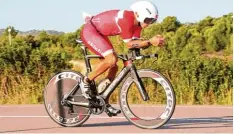  ?? Foto: rd ?? Auf dem Rad ist der Triathlet Roman Deisenhofe­r eine Klasse für sich. Beim Ironman von Malaysia fuhr er die schnellste Zeit des gesamten Feldes.