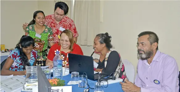  ?? Photo: Arishma Devi-Narayan ?? The Council of Pacific Education (COPE) secretary general, Govind Singh (right), having a discussion with the participan­ts of the COPE Regional Young Educators Training Programme at Tanoa Skylodge Hotel in Nadi yesterday.