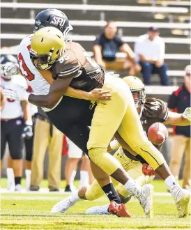  ?? APRIL GAMIZ/THE MORNING CALL ?? Lehigh’s Davis Maxie (95) tackles St. Francis punter Ryan Oliver (33) in the Mountain Hawks’ season opener on Aug. 31.