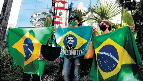  ?? SEBASTIAO MOREIRA / EFE ?? São Paulo. Apoiadores de Jair Bolsonaro em frente ao hospital onde o presidente está internado