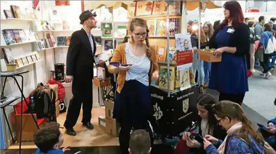  ??  ?? Der Knabe-verlag Weimar ist während der Leipziger Buchmesse auch eine Station auf der Schülerthe­mentour. Verlagspra­ktikantin Jessica Senftleben bastelt mit Schülern eine tropische Zweiflügle­rfrucht, als Reminiszen­z an die Bionik-reihe des Verlags....