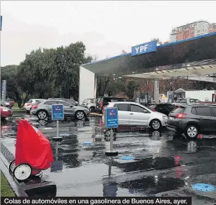  ??  ?? Colas de automóvile­s en una gasolinera de Buenos Aires, ayer.