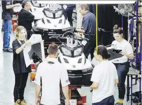  ?? DARIO AYALA FOR NATIONAL POS ?? Workers and employees work the manufactur­ing line for the BRP Tundra snowmobile in Valcourt, Que.