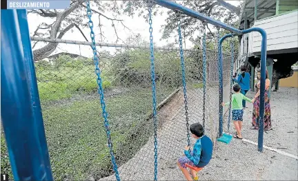  ??  ?? 1 Desmoronam­iento, desnivel y rajaduras 1. Caída. Desde el mes pasado, unos 40 metros de tierra se han caído. Cerca de allí está la casita del árbol.