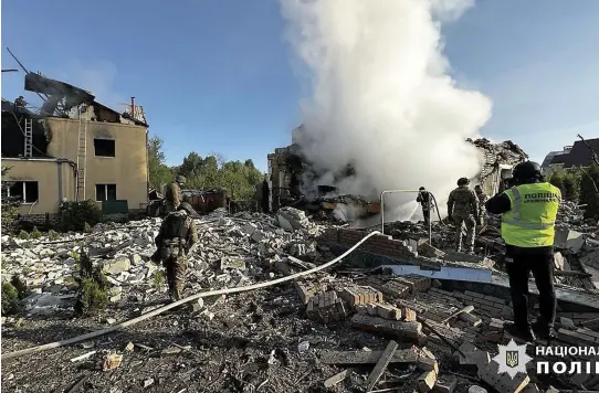  ?? PHOTO AFP ?? Des employés des services d’urgence éteignent des incendies de maisons privées détruites par un bombardeme­nt à Kharkiv.