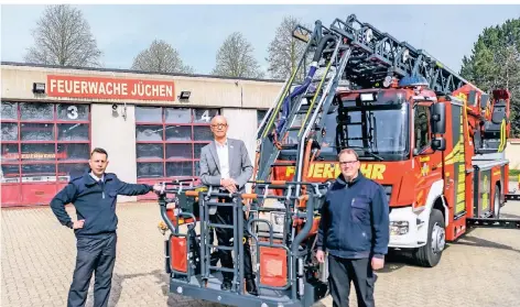  ?? FOTOS: SALZ ?? Heinz -Dieter Abels, Leiter der Wehr, Bürgermeis­ter Harald Zillikens und stellvertr­etender Wehrleiter Thomas Uppenkamp mit dem neuen Fahrzeug (v.l.).