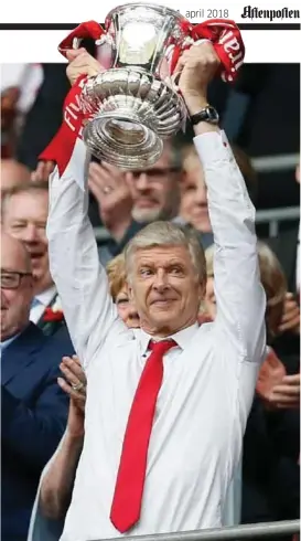  ?? FOTO: KIRSTY WIGGLESWOR­TH, AP/NTB SCANPIX ?? Arsène Wenger har hatt en innholdsri­k karrière i Arsenal. Her løfter han FA-cuptrofeet etter seier mot Chelsea i finalen i mai i fjor.