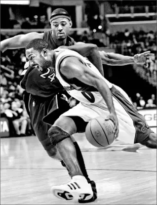  ?? MANUEL BALCE CENETA/ AP ?? The Wizards’ Gilbert Arenas, on his way to a game-high 37 points, drives against the Raptors’ Morris Peterson last night in Washington. The Wizards conjured up a 119- 111 overtime win over the Raptors.