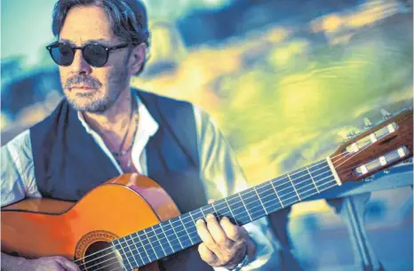  ?? FOTO: KÜNSTLER ?? In ungewohnte­r Besetzung spielt die Gitarren-Legende Al Di Meola im Konzerthau­s Ravensburg.