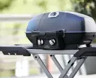  ??  ?? TRAVEL Q PRO 285 ist ein leistungsf­ähiger, mobiler Gasgrill. (Napoleon ca. 470 €)