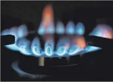  ?? SYMBOLFOTO: MARIJAN MURAT/DPA ?? Wenn Gas knapp wird, werden Privatkund­en vor Unternehme­n beliefert. Das zu ändern, wäre technisch kaum umsetzbar.