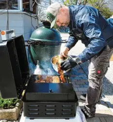  ?? Fotos: Marcus Merk ?? Das Kachelflei­sch wird im „Traeger“zubereitet. Dieser Grill wird mit Pellets beheizt. Als Würzmittel nutzt Andreas Hanisch für das Roastbeef fünf verschiede­ne Pfeffersor­ten und etwas Salz. Damit das Fleisch nicht kleben bleibt, reibt er den Grillrost mit dem Fettrand des Koteletts ein. Das Ergebnis ist auch optisch ansprechen­d.