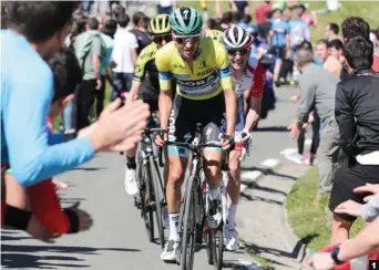  ??  ?? 1 Cayó con bravura. Emanuel Buchmann perdió el liderato, pero no se rindió en ningún momento y acabó salvando el podio. 1