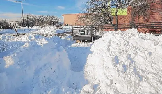  ?? STEVE LUNDY PHOTOS/DAILY HERALD ?? Esther Jung, a 12-year-old Elk Grove Village girl, died Sunday when this snow bank collapsed on top of her and another child in Arlington Heights.