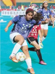  ??  ?? NATALIA LAGUNA, del equipo las Desconocid­as, controla el balón en uno de los 90 partidos de ayer.