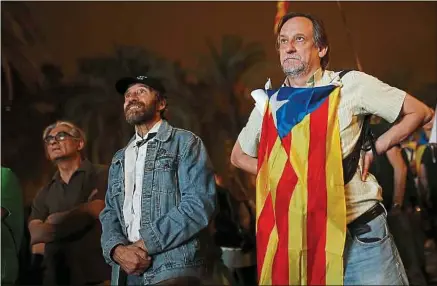  ??  ?? A Barcelone, le discours du président Carles Puigdemont n’a pas réjoui les Catalans pro-indépendan­ce.