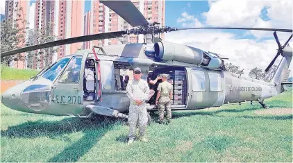  ??  ?? El exmilitar fue uno de los que se salvó de morir el 22 de junio de 2015, cuando las Farc destruyó con explosivos un helicópter­o Black Hawk.