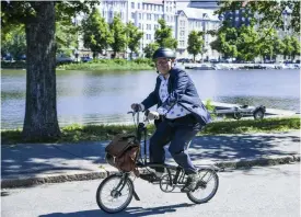  ?? FOTO: MARKKU ULANDER/LEHTIKUVA ?? Samlingspa­rtisten Juhana Vartiainen cyklar i Helsingfor­s, staden han kommer att leda som borgmästar­e. Flera partier meddelar att de är nöjda med helgens förhandlin­gar som förts i god anda.