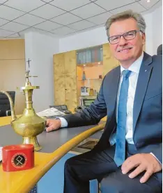  ?? Foto: Peter Bauer ?? Otto Wengenmaye­r in seinem Büro. Auf dem Tisch zu sehen sind eine Sparbüchse und ein Souvenir von einer Raiba Reise nach Nepal.