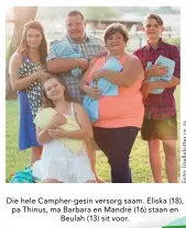  ??  ?? Die hele Campher- gesin versorg saam. Eliska (18), pa Thinus, ma Barbara en Mandré (16) staan en Beulah (13) sit voor.