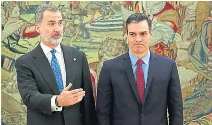  ?? (AP) ?? Con el rey. Felipe VI y Pedro Sánchez, ayer en el Palacio de la Zarzuela, en Madrid.