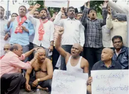  ?? DEEPAK DESHPANDE ?? Protesters tonsure their heads and raise slogans in support of agitating RTC workers at VST Crossroads in Hyderabad on Wednesday. —