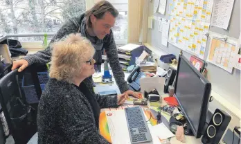  ?? FOTO: MICHAEL HOCHHEUSER ?? Schulsekre­tärin Dagmar Messner und Steffen Finsterle, Leiter der Löhrschule, gehen die Anmeldezah­len neuer Schüler durch.