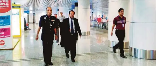  ??  ?? Duta Malaysia ke Pyongyang, Mohamed Nizan Mohamad, tiba di Lapangan Terbang Antarbangs­a Kuala Lumpur.