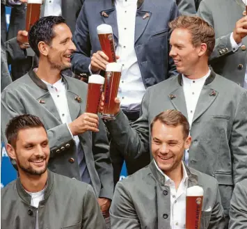  ?? Foto: Witters ?? Julian Nagelsmann (oben rechts) posiert erstmals als Bayern‰Trainer in Janker und Lederhosen fürs Werbefoto und prostet Co‰ Trainer Dino Toppmöller zu. Unten die Torhüter Sven Ulreich (l.) und Manuel Neuer.