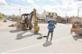  ?? ?? l Una cuadrilla de Agua de Hermosillo acudió para resolver el problema de raíz, cambiando las tuberías obsoletas.