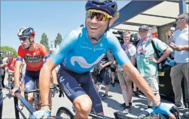  ??  ?? DE BUEN HUMOR. Alejandro Valverde disfruta del ciclismo y casi siempre está sonriente.