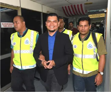  ??  ?? Jamal smiles as he was brought to the Ampang Magistrate­s’ Court. – Bernama photo