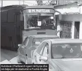  ??  ?? Autobusi i Partizanit ngeci në hyrje dhe në dalje për në stadiumin e Fushë-Krujës