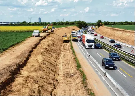  ?? Foto: Ida König ?? Die Vorarbeite­n an der B 17 laufen bereits seit längerem, ab Montag wird die Bundesstra­ße aber zum Nadelöhr: Wegen Bauarbeite­n wird zwischen Messegelän­de und Haun stetten in jede Richtung je eine Fahrspur gesperrt.