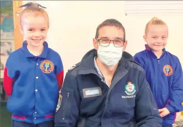  ??  ?? Murray River Police District youth liaison officer Senior Constable Paul Ebsworth with Maddison Rohm (left) and Elka Lilford.